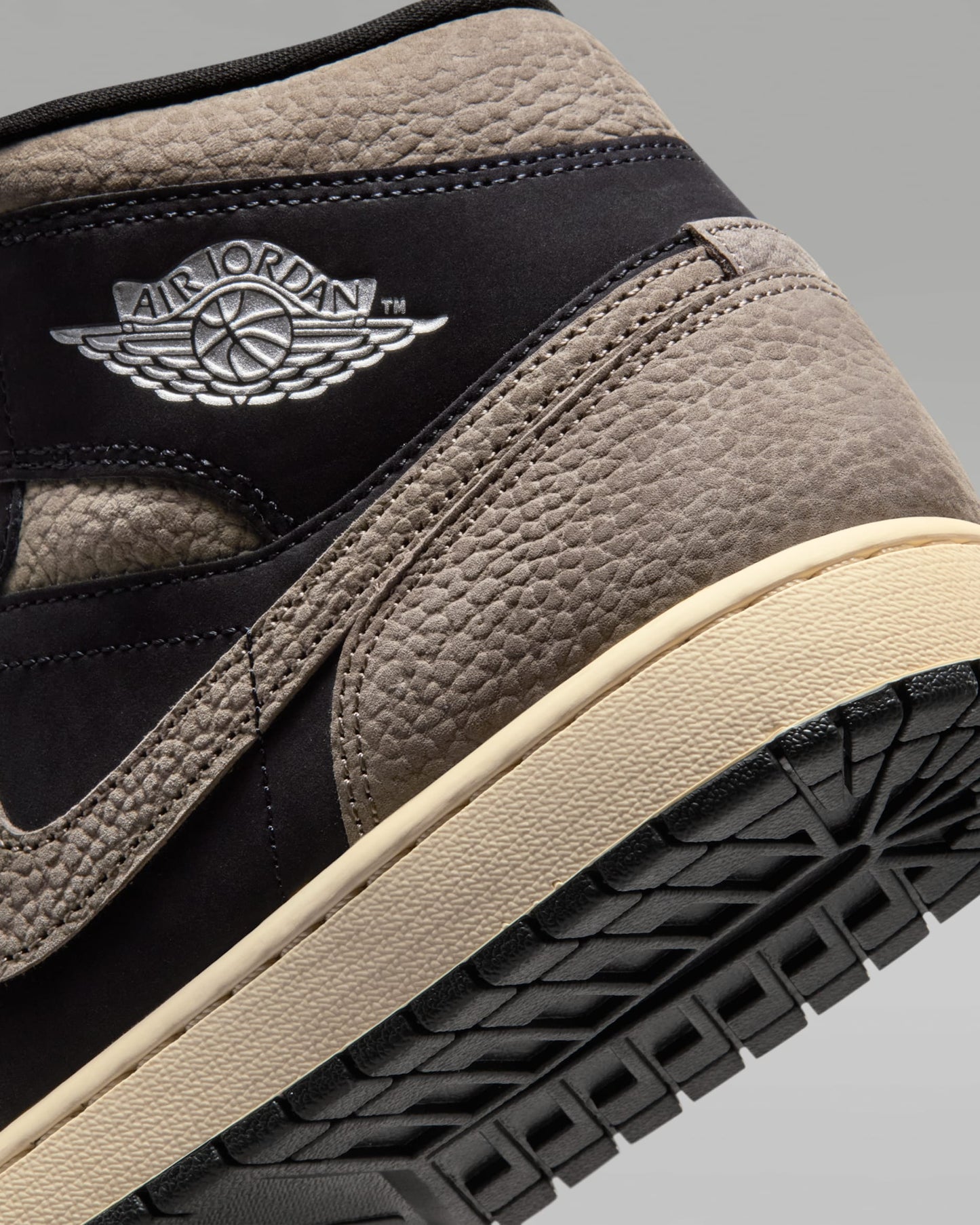 Air Jordan 1 Mid SE